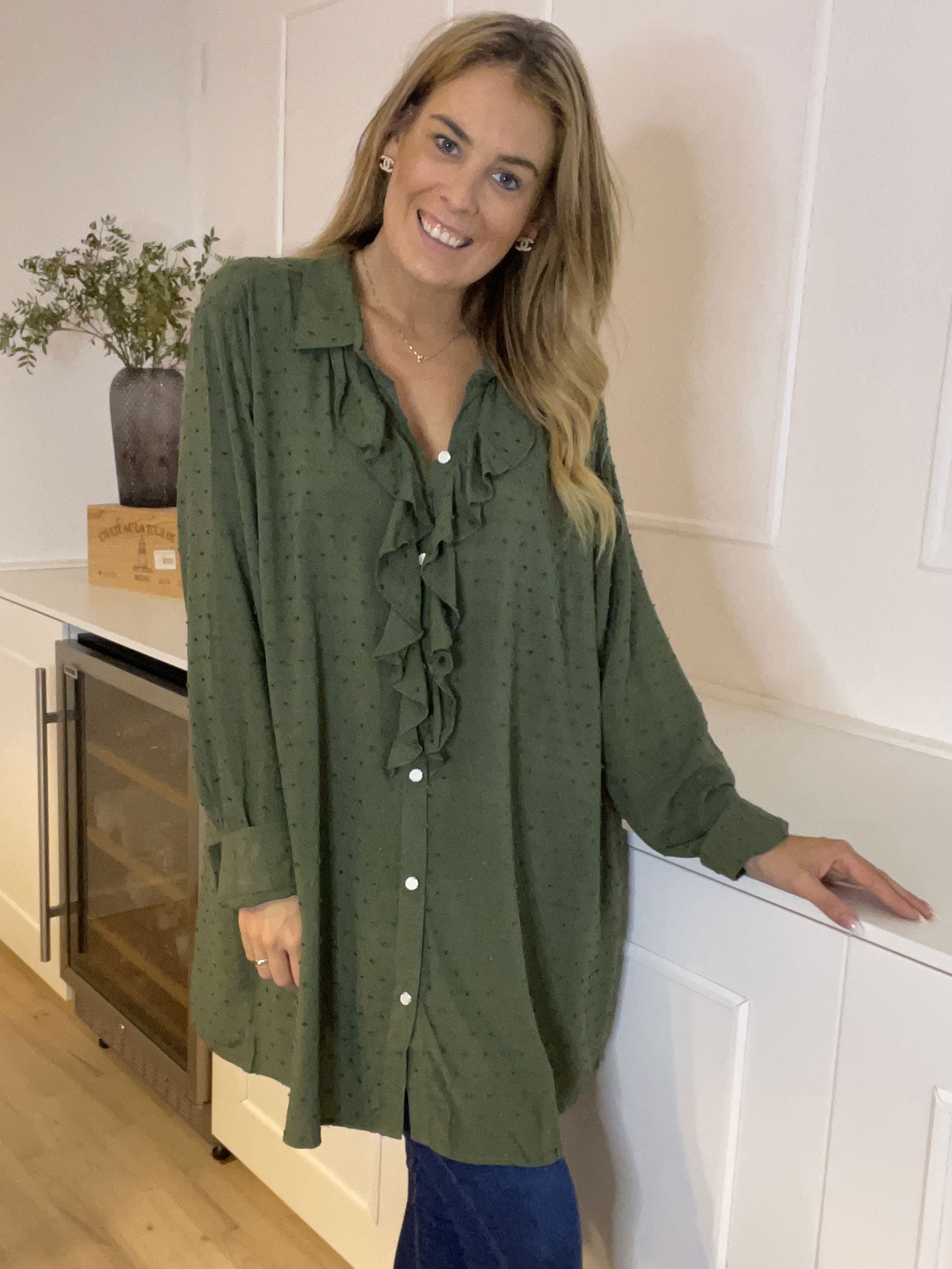 Zandra - Smuk skjorte med flæse og prikket detaljer